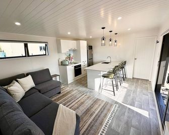 Modern 2 Bedroom, 2 Bathroom Cottage with Farm Views - Bombay - Sala de estar