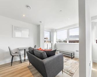 Bright Contemporary Studio in East Grinstead - East Grinstead - Living room