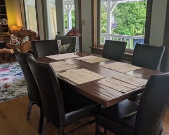 Charming 3-bedroom house with WiFi, AC in serene Lovingston - Lovingston - Jídelna