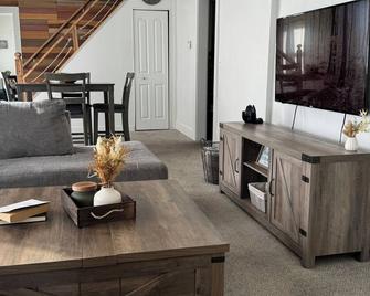 Beautiful 3 Bedroom Home By The Water! - Oshkosh - Wohnzimmer