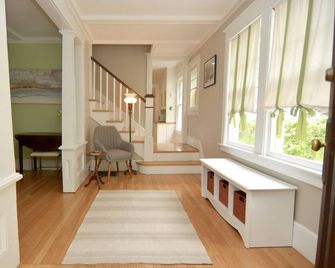 Excellent Location - a Walk to the Track or Broadway - Saratoga Springs - Living room