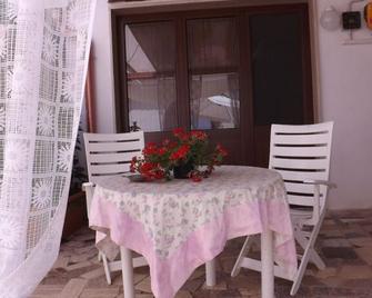 Villa Roberta Bed & Breakfast - Santa Maria al Bagno - Patio