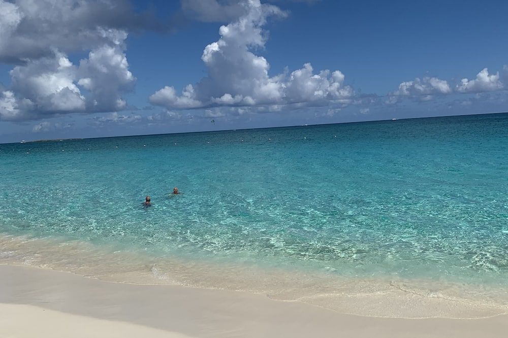 Beautiful waterfront resort villa in Paradise Island, Bahamas. Sleeps 6. - נאסאו - חוף