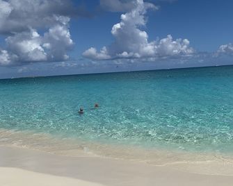 Beautiful waterfront resort villa in Paradise Island, Bahamas. Sleeps 6. - Nassau - Strand