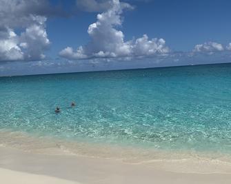 Beautiful waterfront resort villa in Paradise Island, Bahamas. Sleeps 6. - נאסאו - חוף