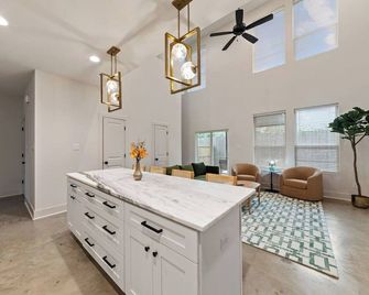 Lagniappe House Cajun Country Gem King Bed - Lafayette