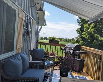 Quiet Country Escape Close To Many Beaches Parks Golf Courses a cyclist favorite - Georgina - Balcony