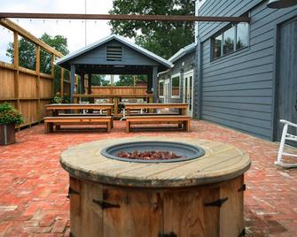 Pecan Grove 05 Hogue East - Lake Village - Patio