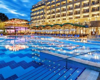 式索爾內塞巴爾宮酒店 - 內塞巴爾 - 內塞巴爾 - 游泳池