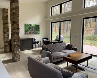 Beautiful new contemporary home, quiet wooded lot minutes from Devils Lake - Baraboo - Living room