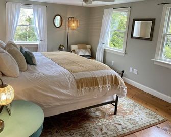 Sunny Updated Chatham Village 2 Bedroom Condo W/ Large Private Deck - Chatham - Chambre