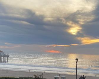 Steps To Beach!!-Inquire About Last-Minute Open Calendar Discounts! - Manhattan Beach - Outdoors view