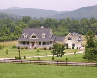 1-bedroom apartment just a short walk to the French Broad River - Pisgah Forest - Building