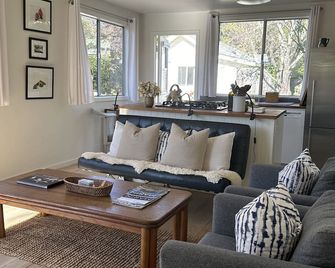Stinson Beach Cottage - 1 Minute Walk to Beach, in Town with Amenities Galore! - Stinson Beach - Living room