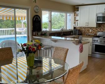 Beautiful, dog-friendly 4BR home on 1.6 acres. Waterfront view and private dock. - Westhampton - Comedor