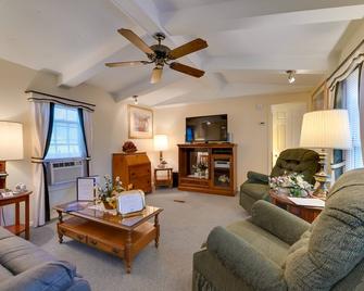Quaint Lakemont Retreat: 1 Mi to Seneca Lake! - Dundee - Sala de estar