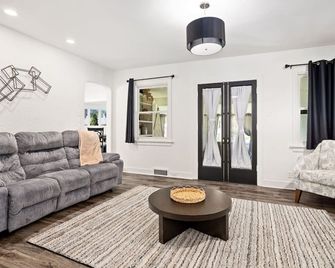 Suburban Sanctuary 3BD Perfect for Long Stays - Pekin - Living room