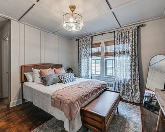 Chic Elizabethtown Apartment Walk to Downtown! - Elizabethtown - Bedroom