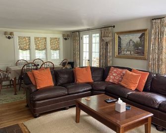 Webster Lake Farmhouse with private lake access - Franklin - Living room