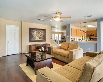 San Antonio Home w/ Private Hot Tub + Pool! - San Antonio - Living room