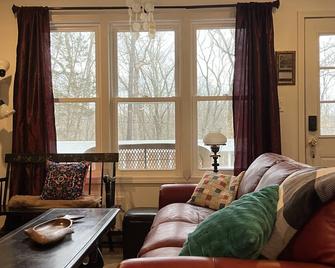 Experience Peace in this Beautiful country cottage nestled beneath the mountains - Catskill - Wohnzimmer
