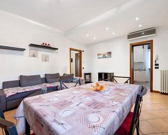 Large three-room apartment up to 6 beds in Sirmione, pets allowed. - Sirmione - Jadalnia