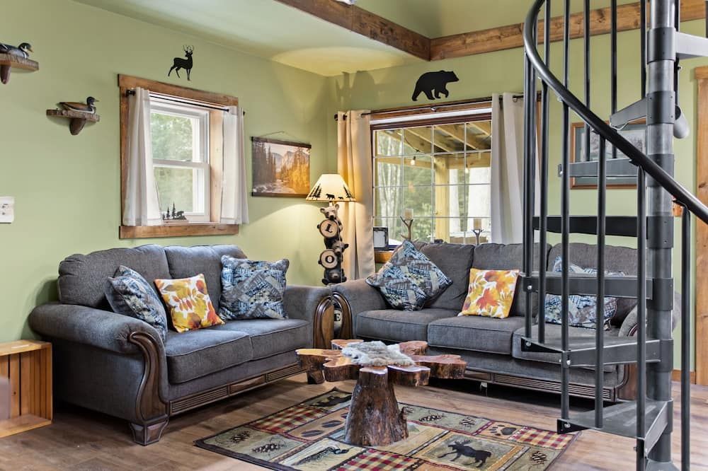 Jim Thorpe Rustic Cabin With Hot Tub, Ev Charger, Bbq Grill & Outdoor Games! - Jim Thorpe - Living room