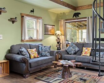 Jim Thorpe Rustic Cabin With Hot Tub, Ev Charger, Bbq Grill & Outdoor Games! - Jim Thorpe - Living room