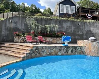 Tremendous 4-bedroom house with Boat Dock, Pool and Hot Tub in charming Harriman - Harriman - Pool