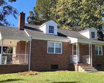 Location, Location, Location! Easy walk to downtown Fayetteville & Town Park - Fayetteville - Gebäude