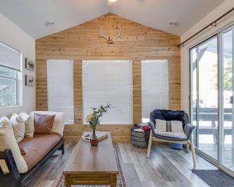 Minimalist Hideaway - Packwood - Wohnzimmer