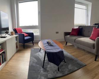 2br-Modern-Fullkitchen-25mincentrallondon-Parking - Rickmansworth - Living room