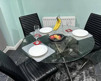 Brades Rise Retreat - Cozy 3 Bedroom House - Oldbury - Dining room