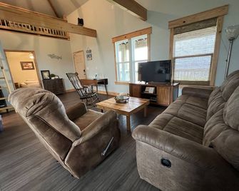Waterfront!! Private Pier! Reel Relaxing, Real Fun On Sabine Lake - Port Arthur - Obývací pokoj