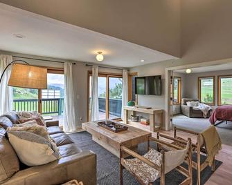 Evergreen Mountain Duplex with Trail Access! - Idaho Springs - Living room