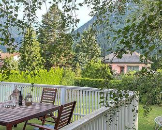 Enjoy the enchanting view of the countryside from the terrace of this vacation home. - Reichenau an der Rax - Balcony