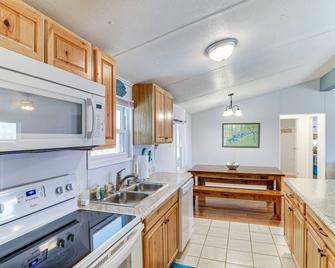 Monticello Home with Deck and Fire Pit Less Than 1 Mi to Water - Monticello - Kitchen