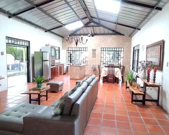 Hermosa Casa De Campo Cerca A Los Termales - Rivera - Sala de estar