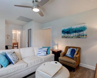 Lake Cottage Minutes from Downtown Mount Dora! - Mount Dora - Living room