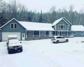 Jay River Front Three Bedroom. 2 miles to Jay Peak - North Troy - Rakennus