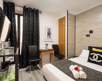 Bright Double Room with Bathroom Gran Via | R101 - Madrid - Bedroom