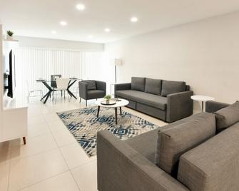 Artrageous on the river By RocketStay - Fort Lauderdale - Living room