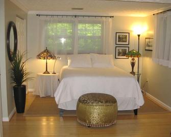 Comfortable. Spacious. Quiet. 3 miles from Dulles Airport. - Sterling - Bedroom
