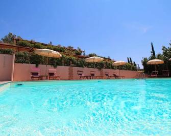 Cosy Farmhouse in Montalto di Castro Withterrace - Montalto di Castro - Zwembad