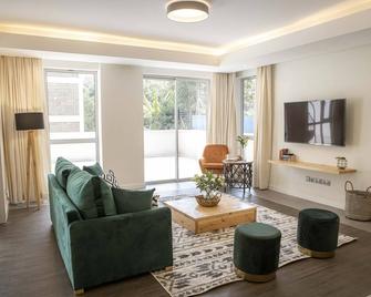 Capital Emerald Line 1 Bed By Yourhost, - Nairobi - Living room