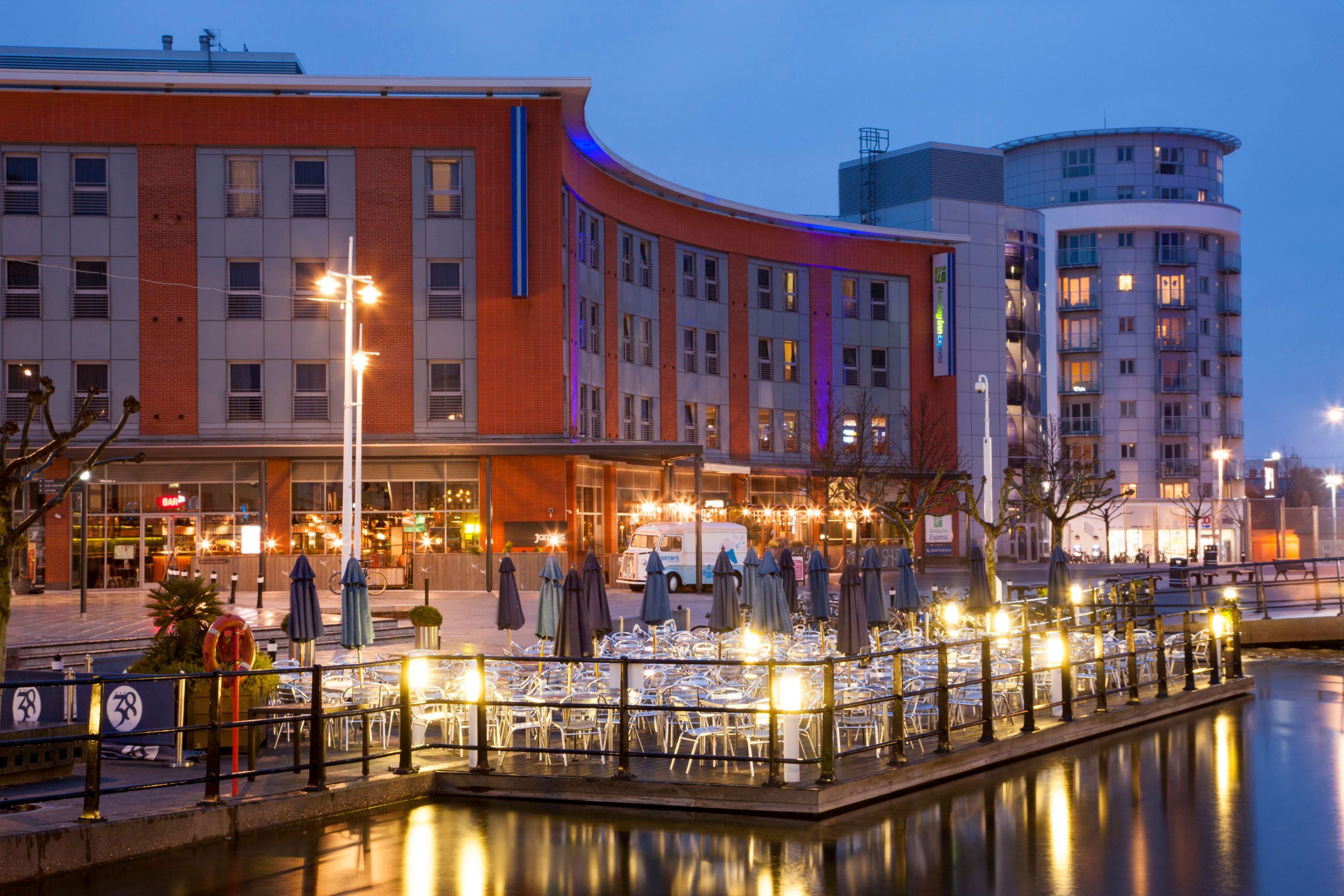 Holiday Inn Express Portsmouth - Gunwharf Quays By IHG - פורטסמאות' - בניין