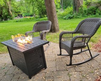 You Found A Gem! Emmersed In Seclusion Close To It All! 4 Brdm Sleeps 12! - Brookfield - Patio