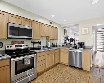 2BR w/ Private Patio • Near Waterfront • Parking - Baltimora - Cucina