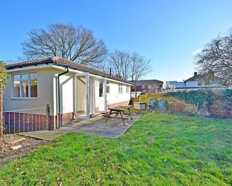 St Marys, Hayling Island - a bungalow that sleeps 6 guests in 3 bedrooms - Hayling Island - Building