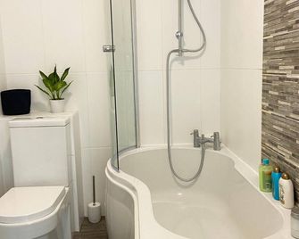 Spacious 2BD Flat with Stunning Views Folkestone - Folkestone - Bathroom